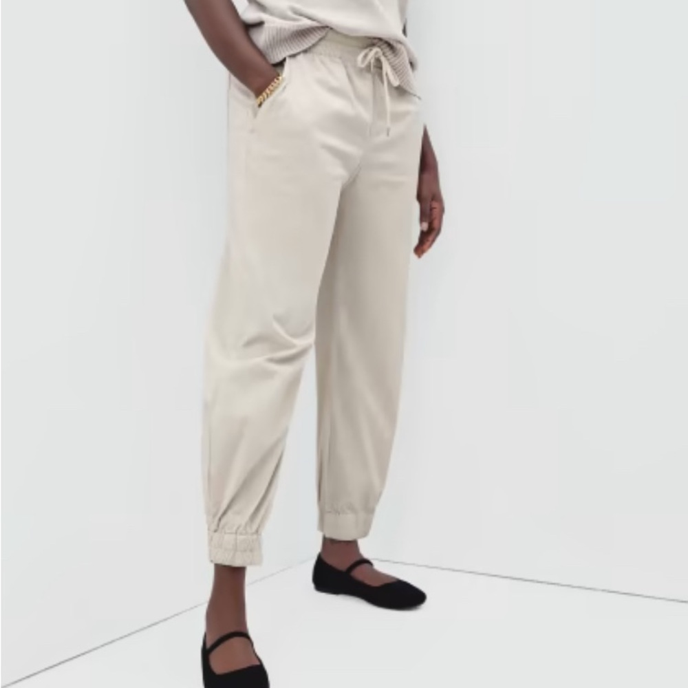 Everlane easy jogger in stone